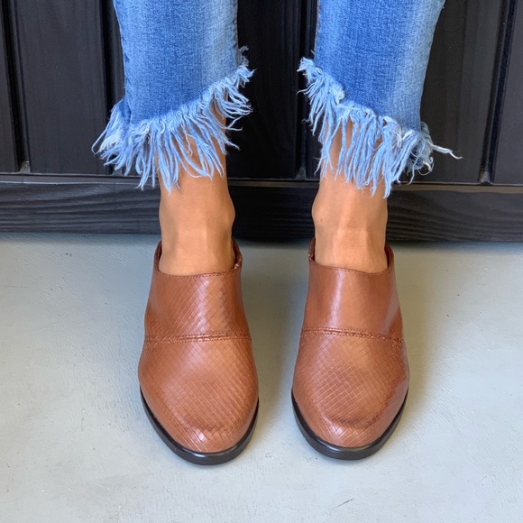 Genuine Leather Snake Textured Closed Toe Mule - Picture 3 of 5